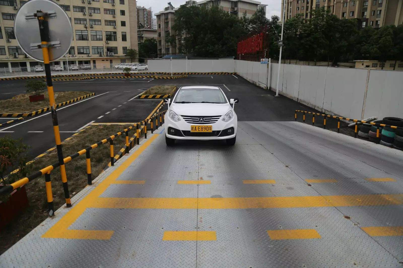 小伙科目二考试,利用场地的小套路,考试100分通过!