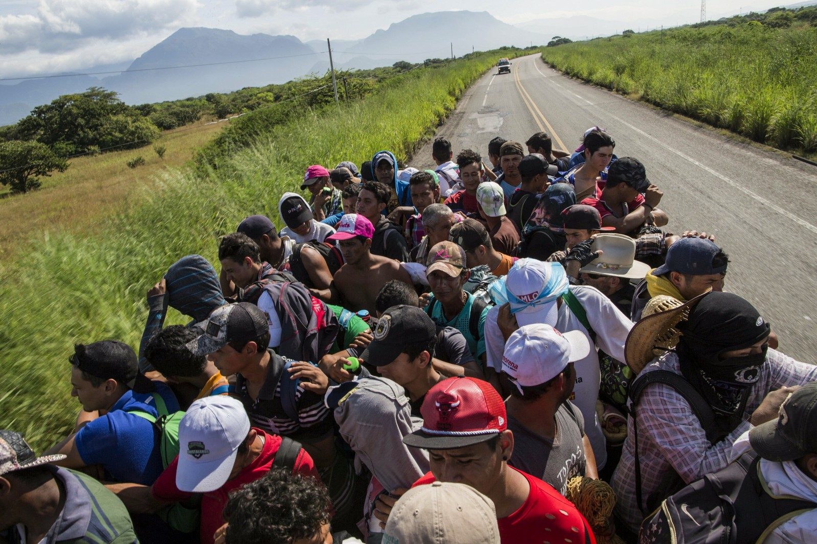 航拍千余名中美洲移民涉水穿越河流 犹如群蚁搬家场面壮观