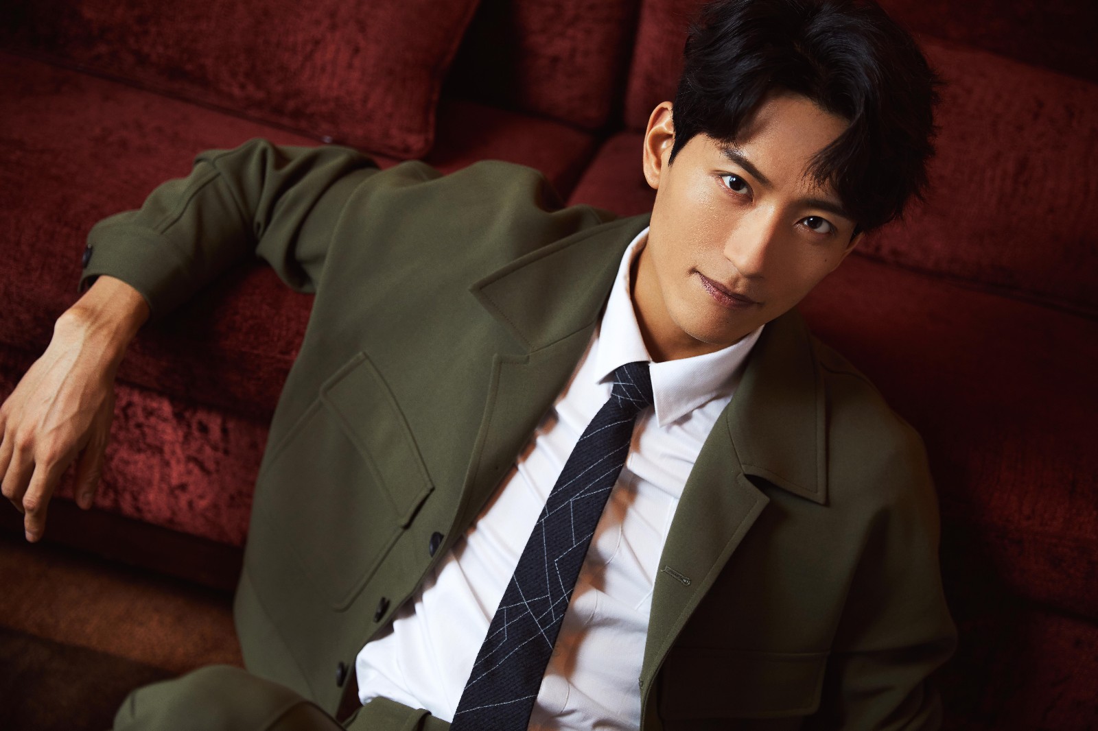 张峻宁《倾城时光》双身份 为原创设计"代言"