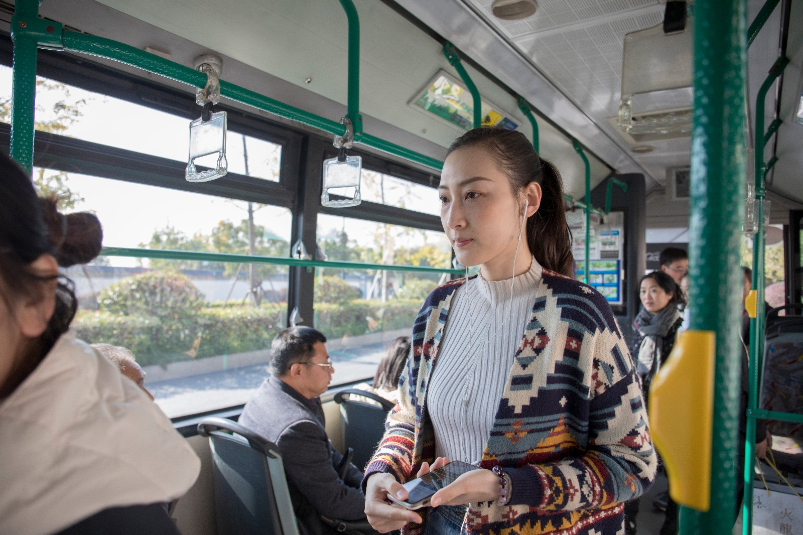 双11临近,杭州一公交车美女如云,男乘客看呆忘下车|上班族|公交车