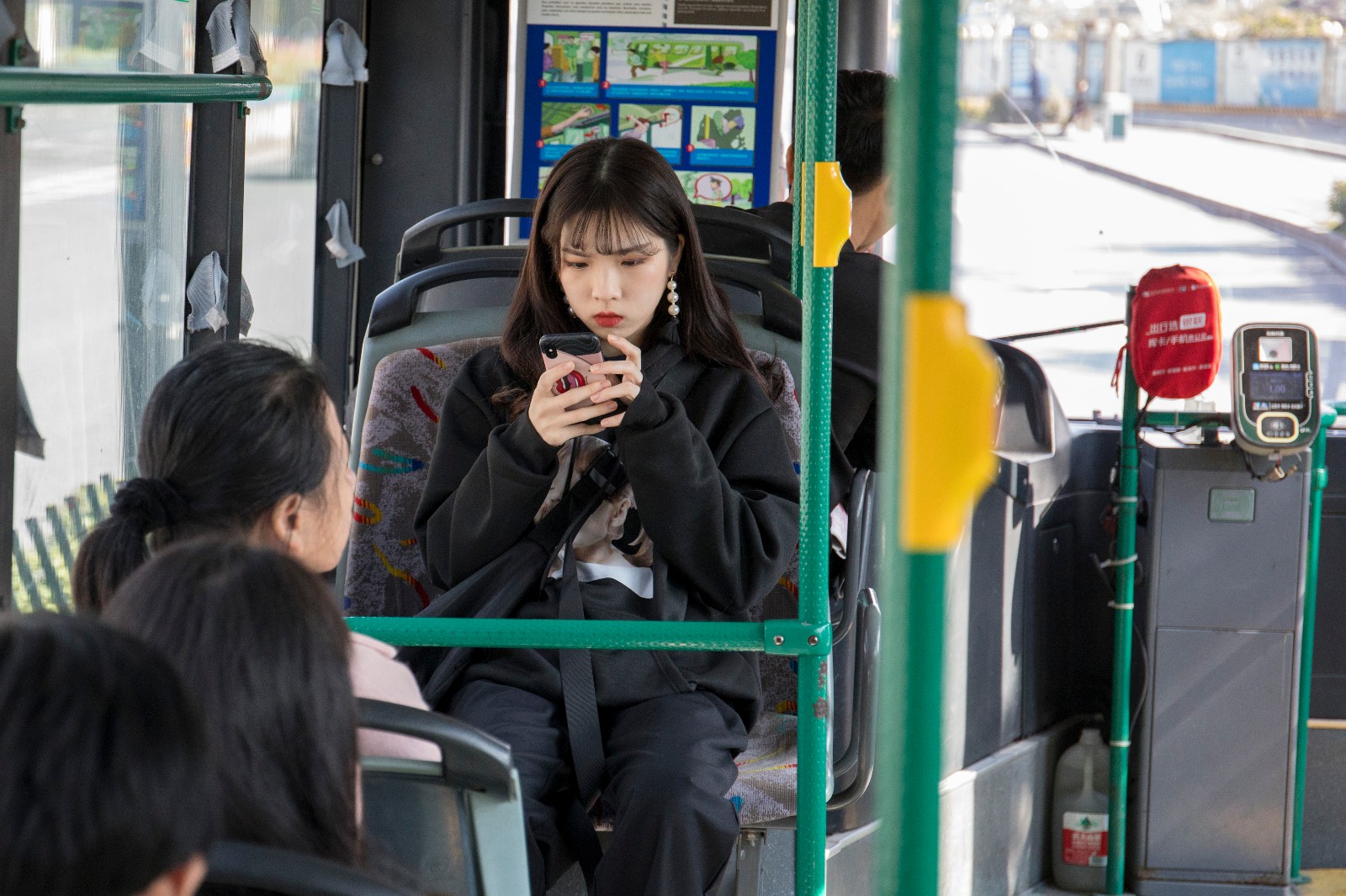 双11临近,杭州一公交车美女如云,男乘客看呆忘下车|上班族|公交车