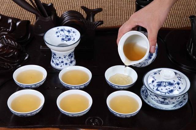 中国人的茶桌礼仪别人为你倒茶时你的叩手礼做对了吗