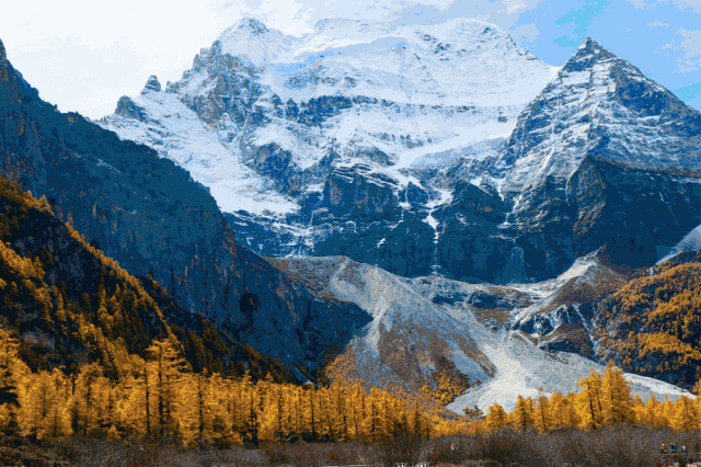 这里有雪山,冰川,峡谷,森林,草甸,湖泊及纯净的空气,也是张嘉佳书中