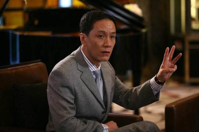 56岁"家暴男"冯远征近照,独宠大8岁二婚娇妻25年,至今无子