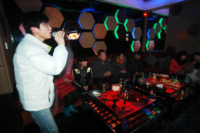 9个同学聚会叫我去唱k,我到了,他们走了,服务员让我结账2600