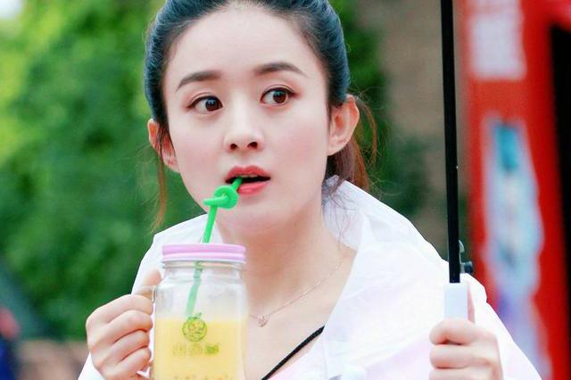 赵丽颖片场喜欢喝奶茶,小嘴嘟嘟的样子真可爱