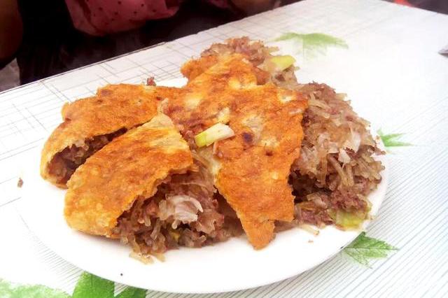 裹在面皮里,制成巨大的圆馅饼,在油锅里煎成两面焦黄:说到亳州小吃