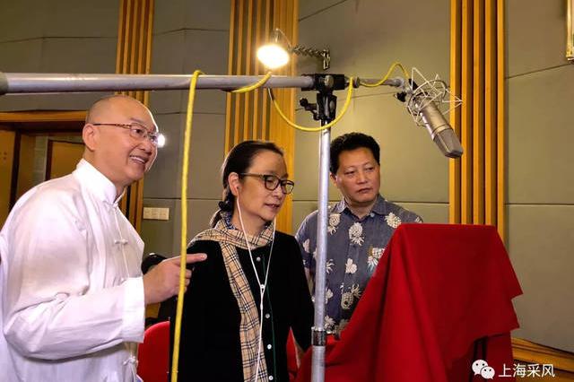 奚美娟(中)为秀梅(蒋天流饰)配音"大李"嫂子"秀梅",贤惠端庄.