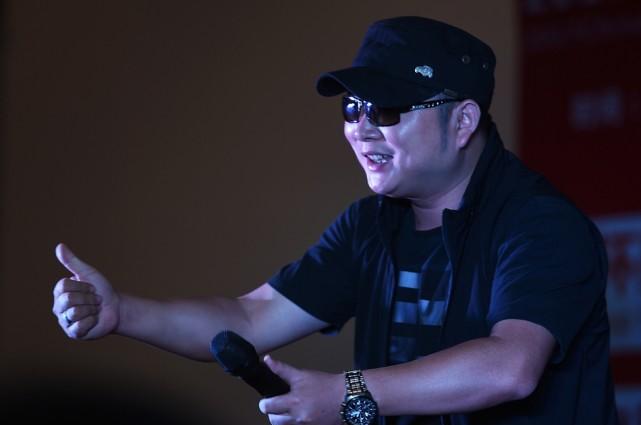 46岁刀郎近照, 满脸横肉胖的认不出, 网友: 可能遇到一个假刀郎