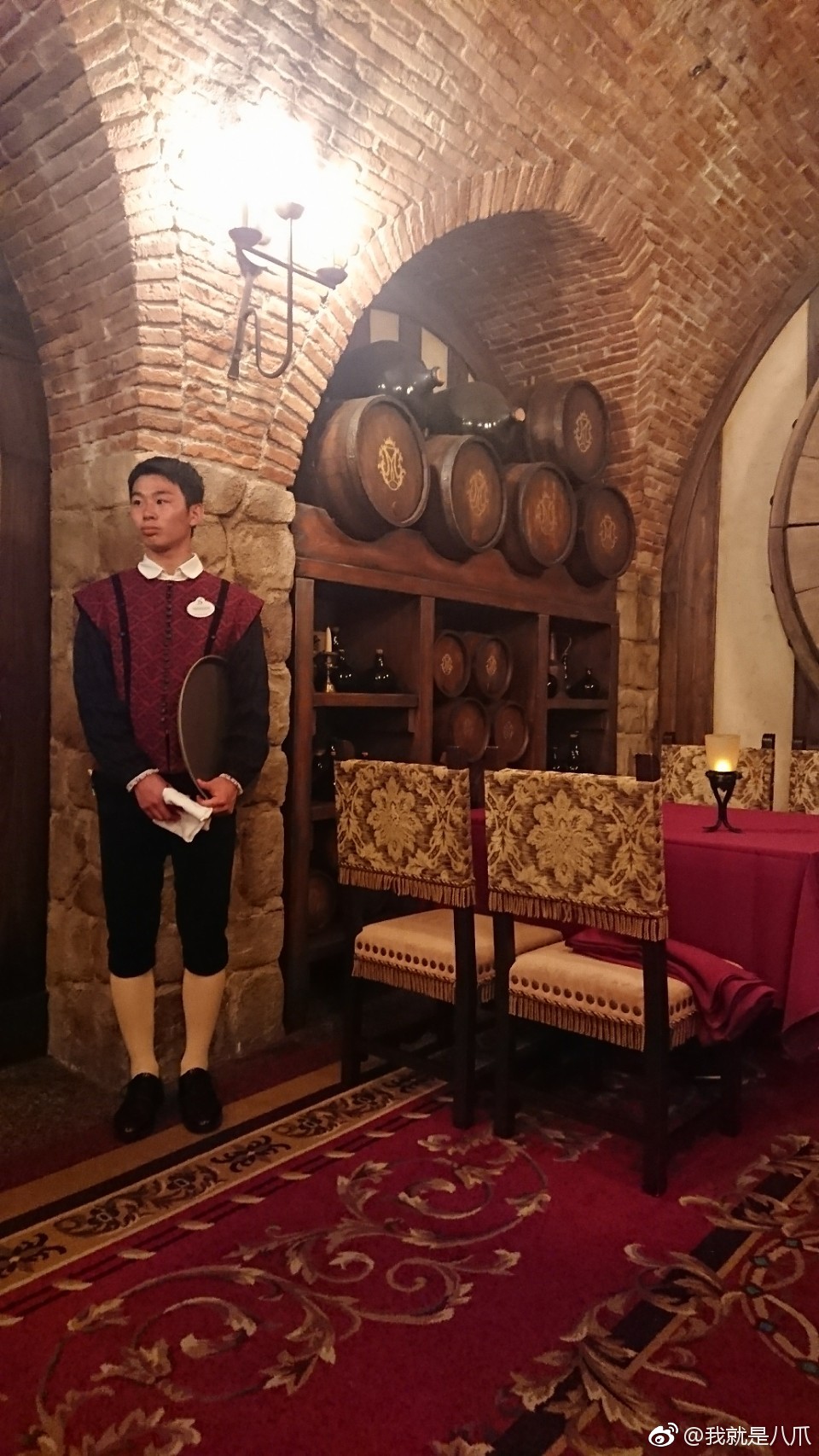 吃饭在神秘的书架密室里……服务员小姐姐先给我们演示密室的按钮在