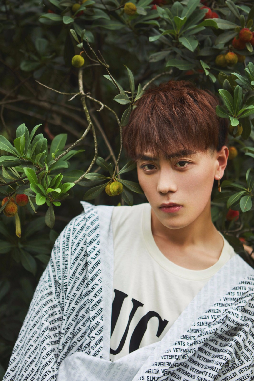 冯荔军曝初秋青木写真 光感少年上演气质杀_新浪看点