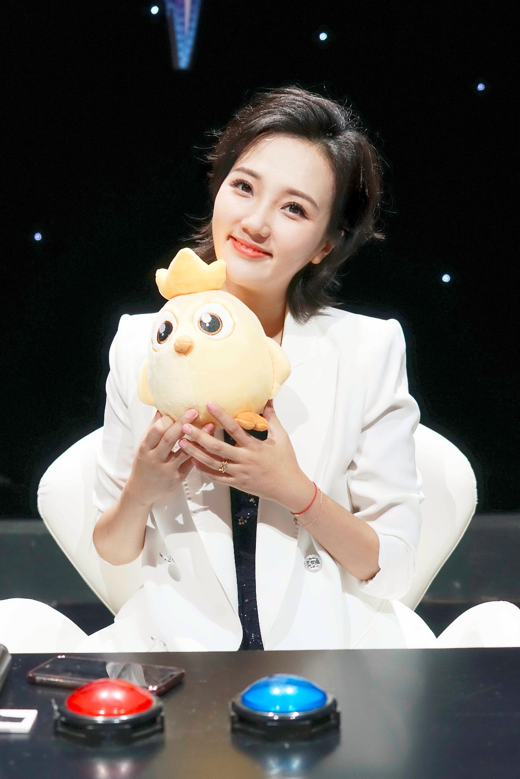 杜沁怡担任直播节目评委 专业点评麻辣犀利