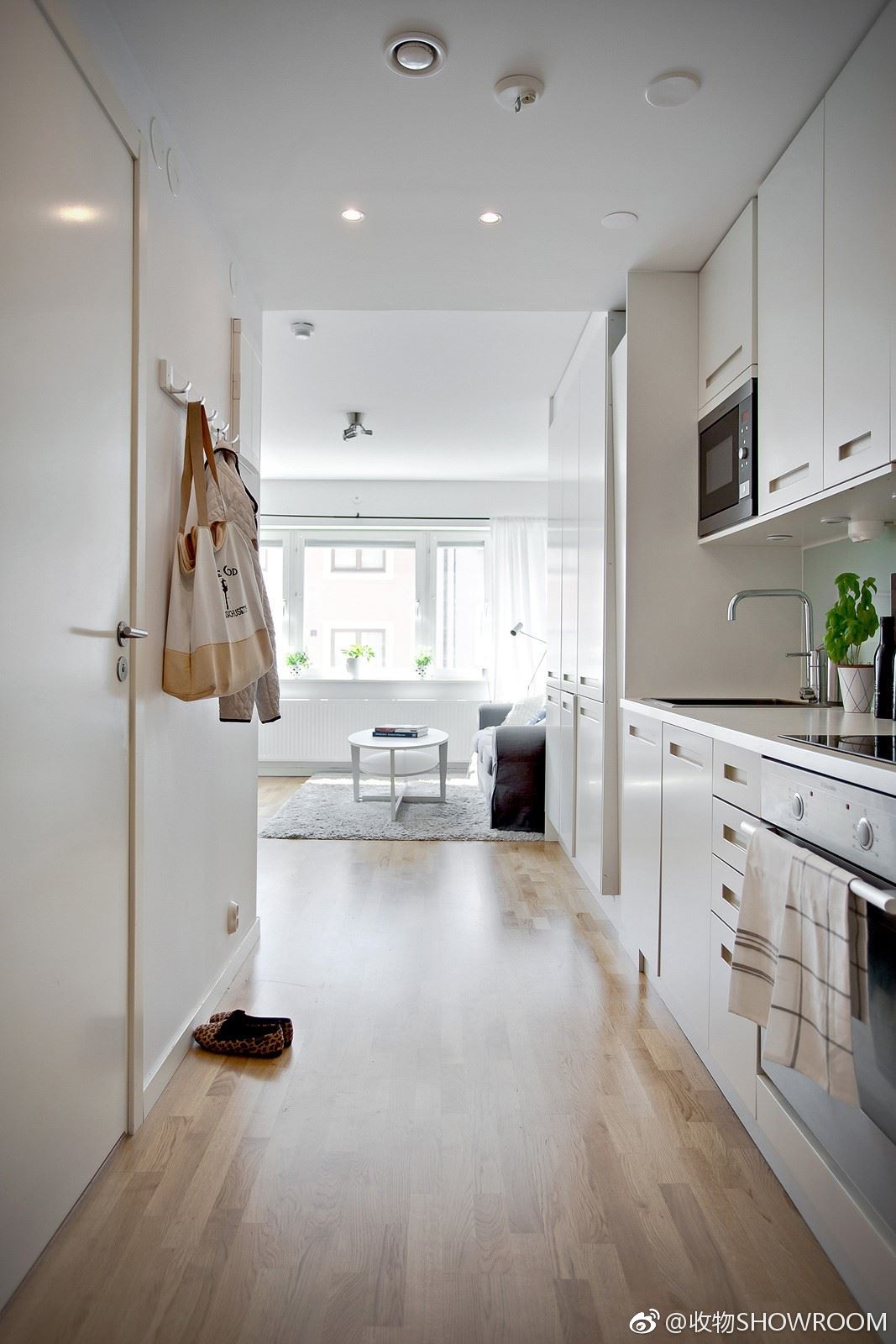 单身公寓25平方米生活区没有花纹的浅色调很显大