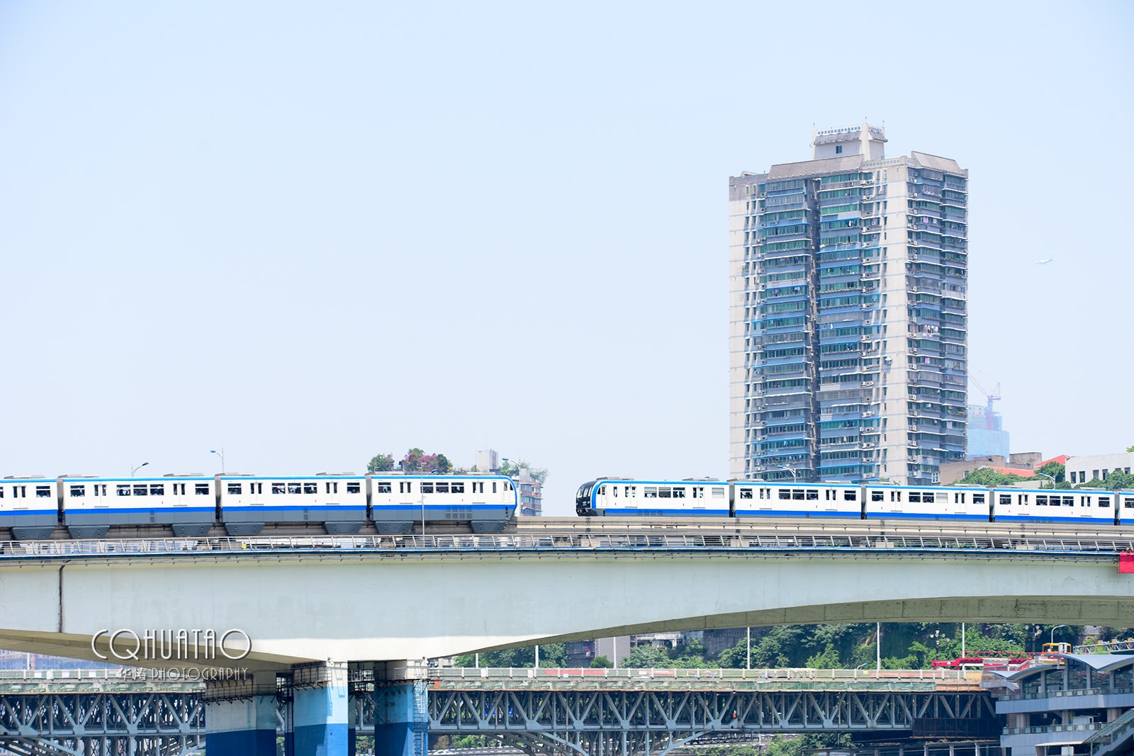 重庆网红轻轨 穿越居民楼,跨楼顶等精彩瞬间