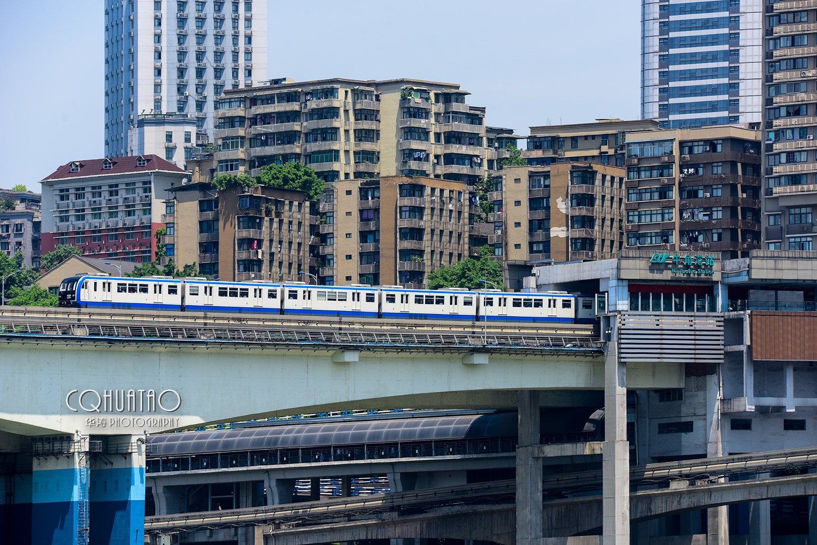 重庆网红轻轨 穿越居民楼,跨楼顶等精彩瞬间