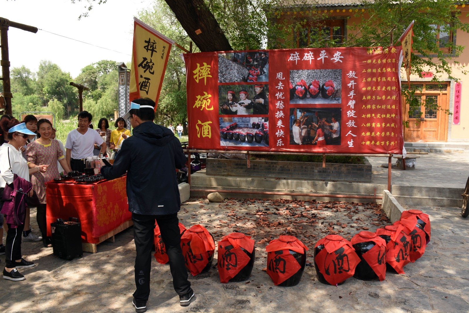 古镇模仿网红"摔碗酒" 500米内摆起两家