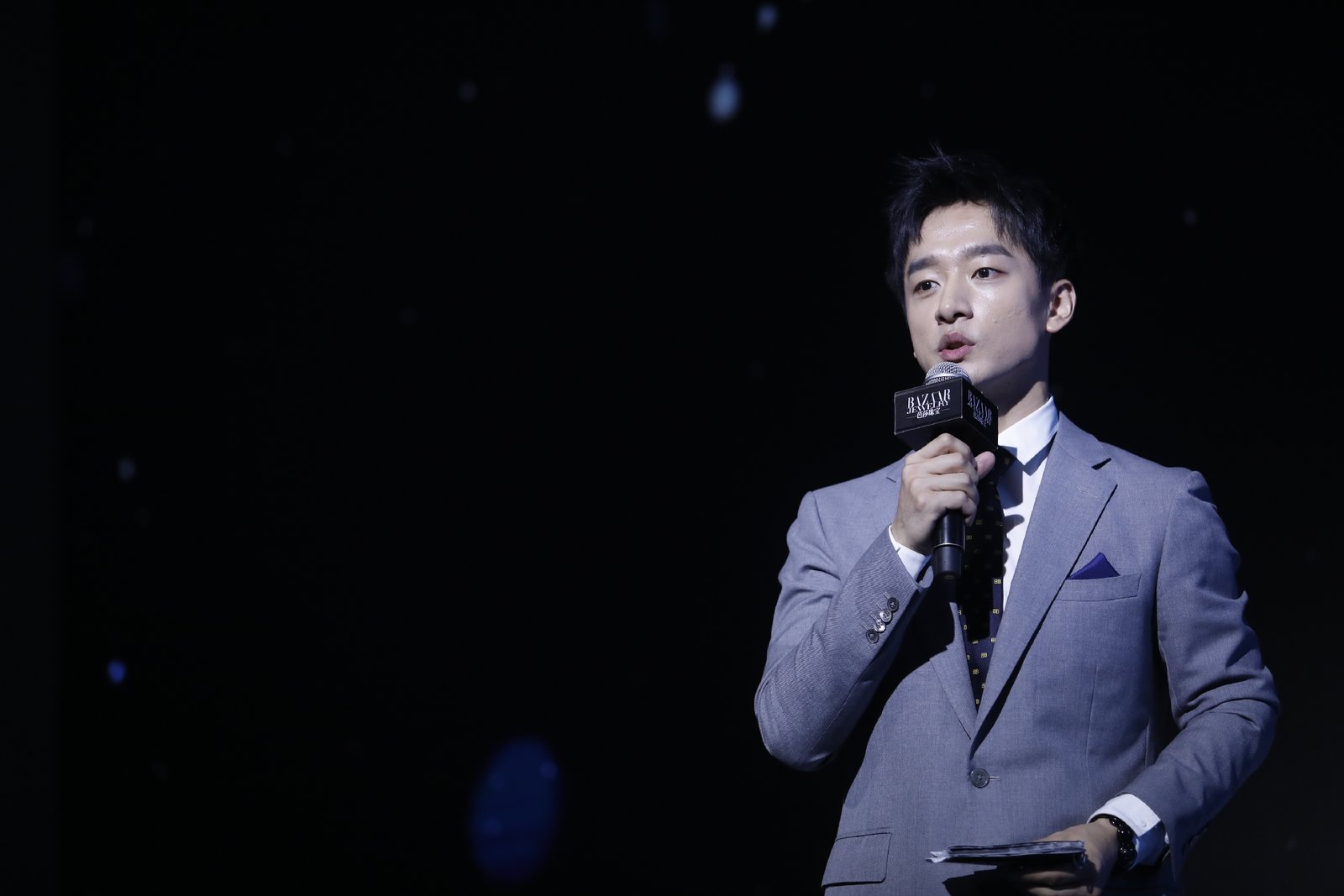 以前还没那么注意到@young杨杨 这么帅~好吧