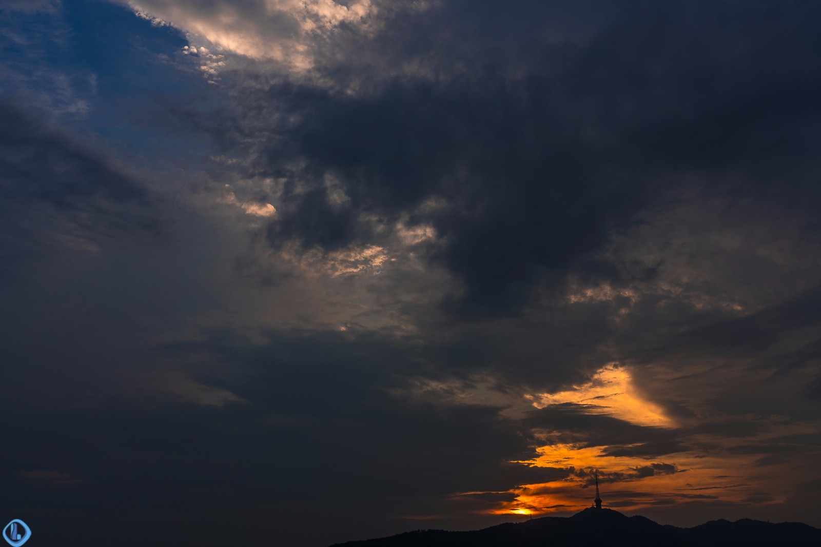 台风过后天空的晚霞总是异常美丽