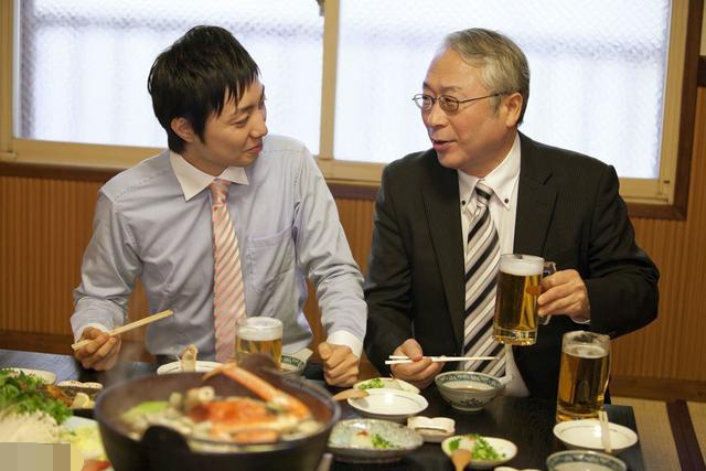 请领导吃饭,领导却带了5个人来,买单时同事想死的心都有了