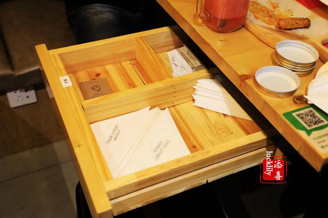 餐桌抽屉里的秘密,餐巾纸,一次性手套,牙签仔细而整洁的摆放在格子里.