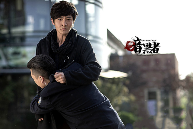 再见时,他是烧脑网剧《暗黑者》中一袭黑衣的神探罗飞,男主角,监制