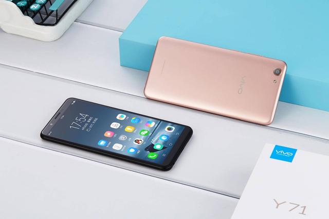 颜值满分还搭配ai美颜拍照品质感十足的vivoy71了解一下