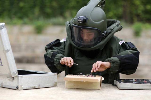 拆弹工作让各国警察都很头疼 真像电影里那样简单就好了