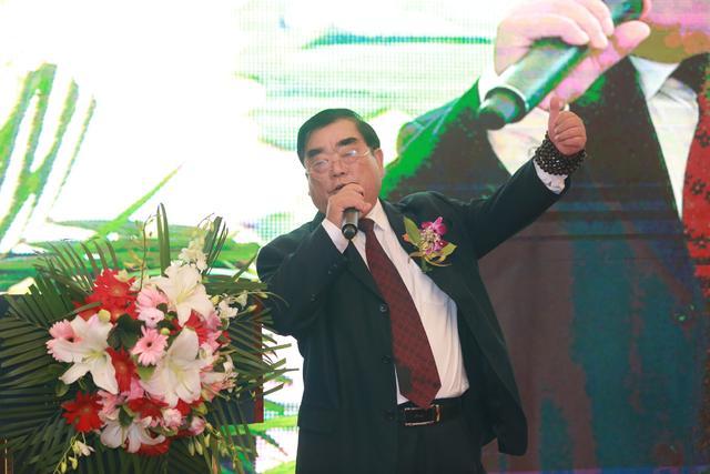 本站记者刘燕飞,黎文祥,巫山深圳报道:"日出江花红胜火,春来江水绿如