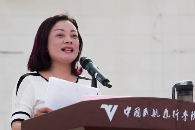 成都封面高颜值空姐空少绿茵场上秀技能四川这所学校火了