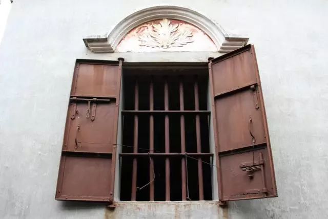 铁栅栏门后的主大门可是实打实的铁板门哦,而且很厚.