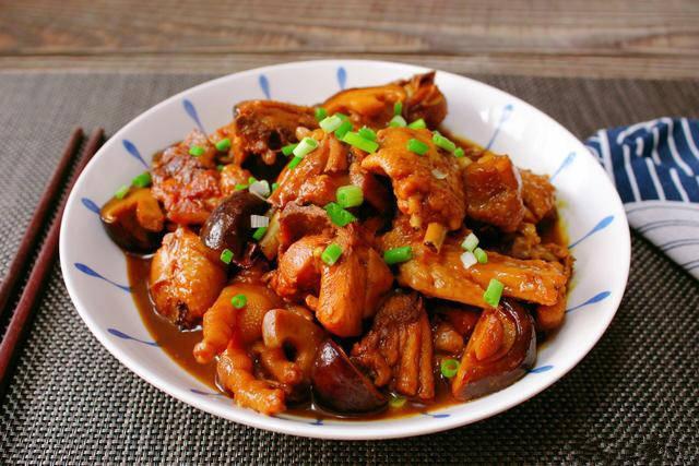 家常黄焖鸡做法所需食材:半只鸡,香菇,生姜,大蒜,小葱,白糖,香叶,大料