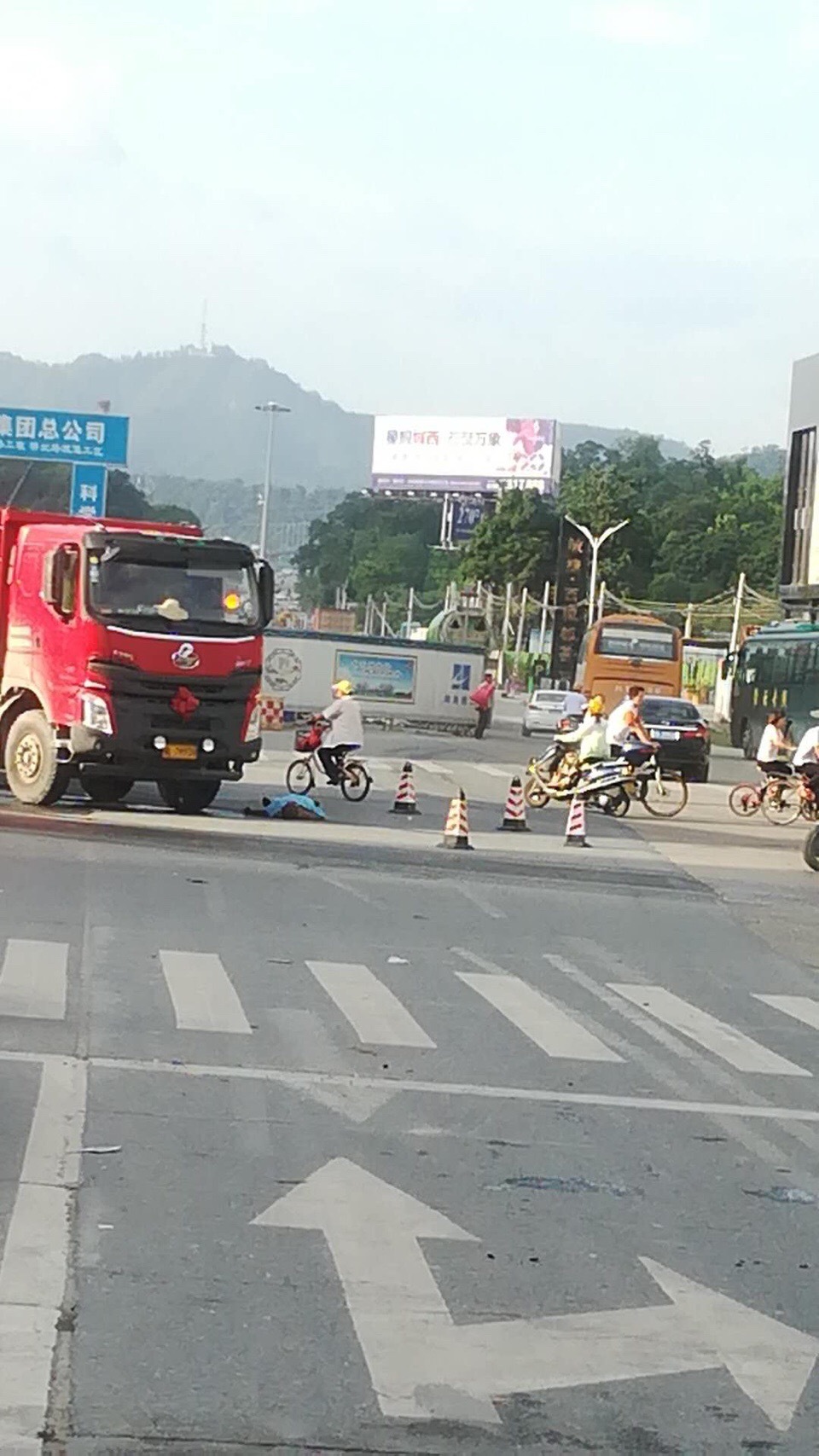 城区一辆泥头车与摩托车相撞,摩托车司机身亡[蜡烛]