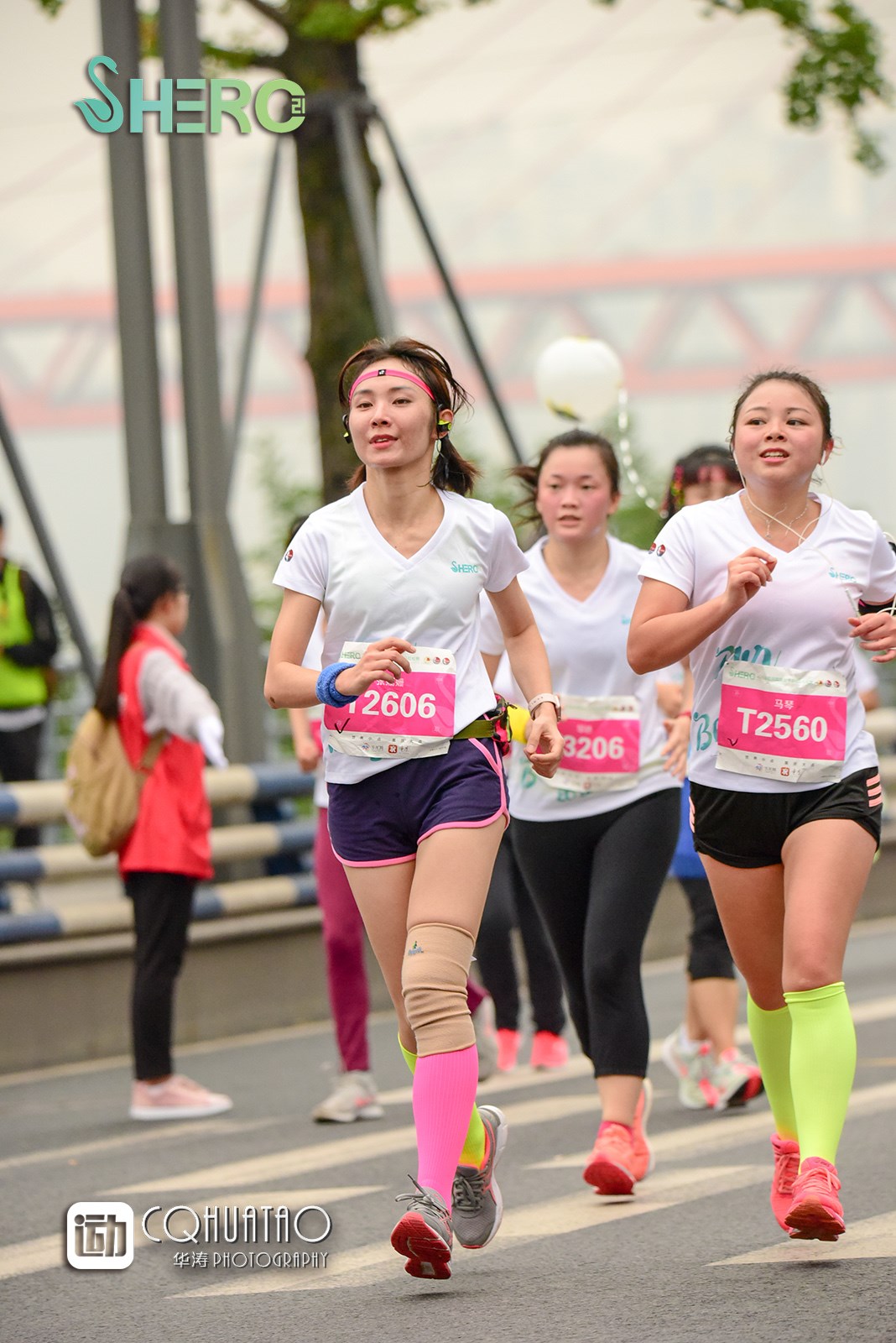 美女如云的2018重庆女子半程马拉松在南滨路上开跑