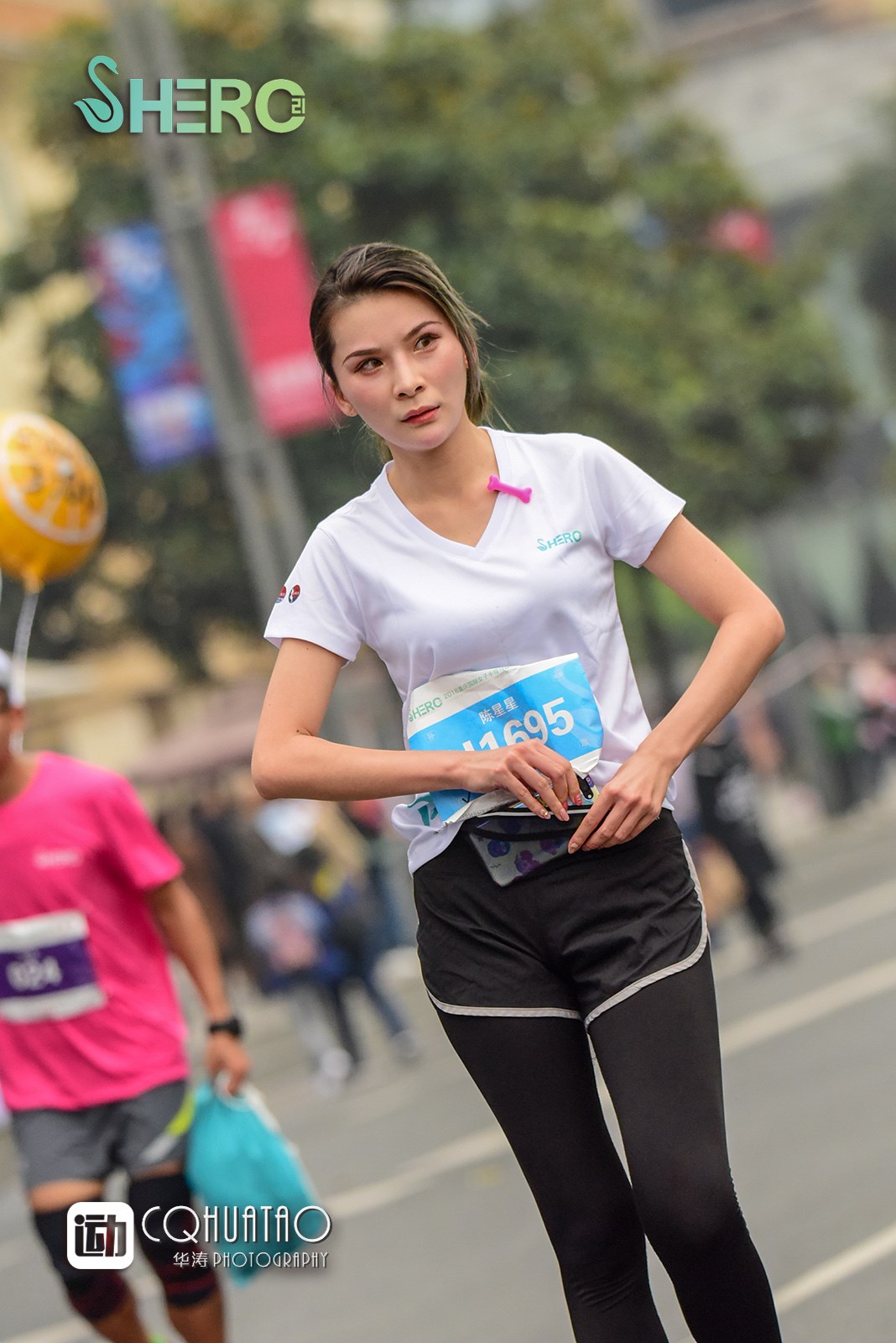 美女如云的2018重庆女子半程马拉松在南滨路上开跑