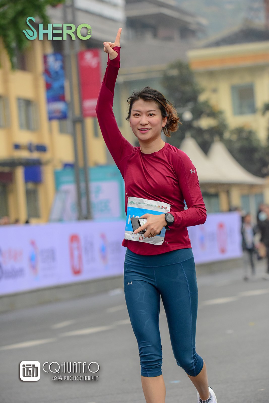 美女如云的2018重庆女子半程马拉松在南滨路上开跑