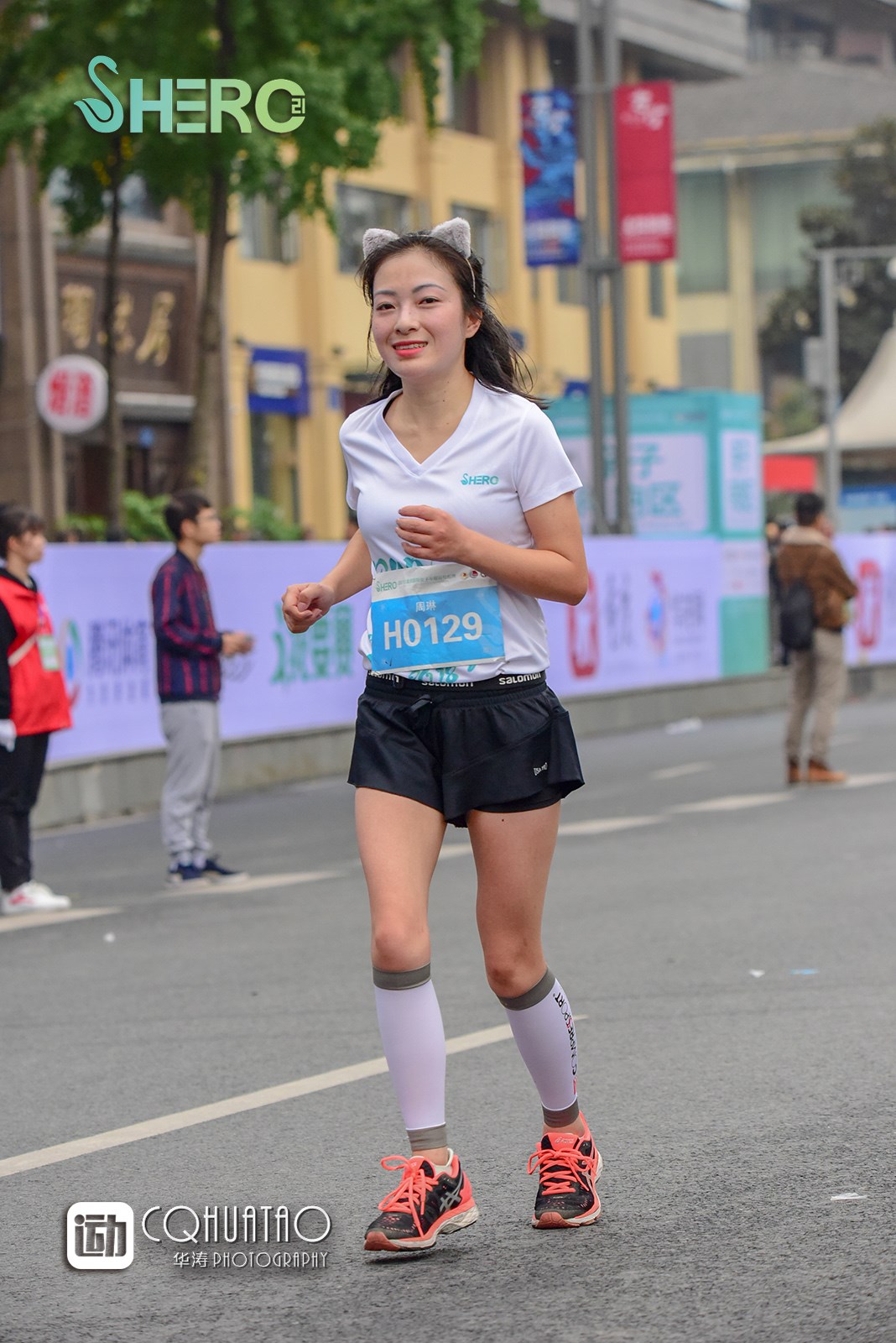 美女如云的2018重庆女子半程马拉松在南滨路上开跑