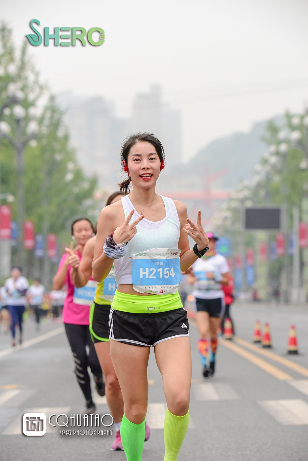 美女如云的2018重庆女子半程马拉松在南滨路上开跑