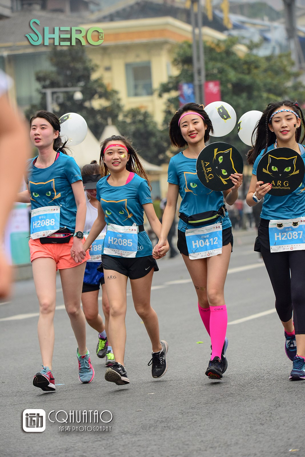 美女如云的2018重庆女子半程马拉松在南滨路上开跑