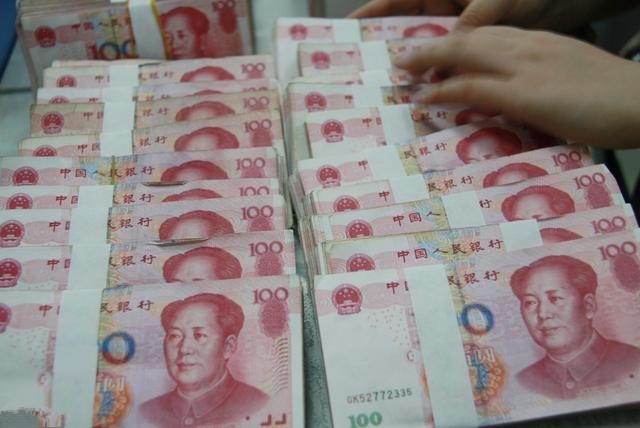 我家里姐弟两人,我还有个二十岁的弟弟,从小时候我妈就不喜欢我,因为