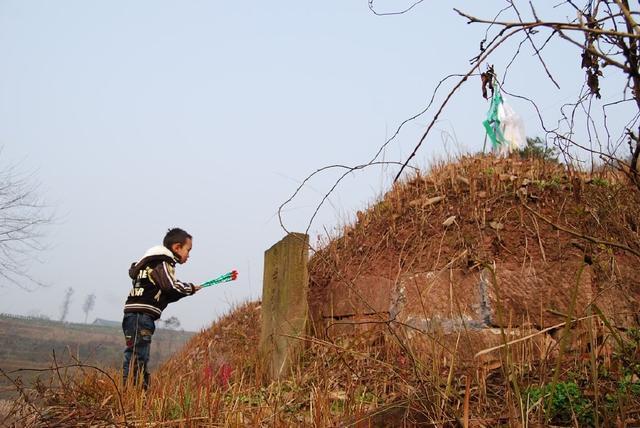 被傻子抢走5岁女儿当老婆,得知真相人人落泪|阿宝|乞丐|女儿_新浪新闻