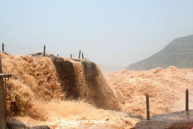实拍:汹涌澎湃的黄河壶口大瀑布(图)