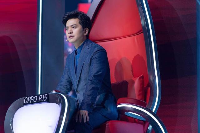 小伙《隐形纪念》获赞天籁 谢霆锋转身速度令