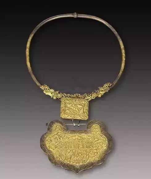 铜鎏金福寿康宁长命锁到了明代,长命锁作为儿童专有佩饰在全国各地极