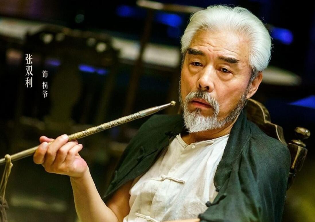 "拐爷"张双利有新恋情,小40岁助理同穿情侣鞋,牵手摸背杀