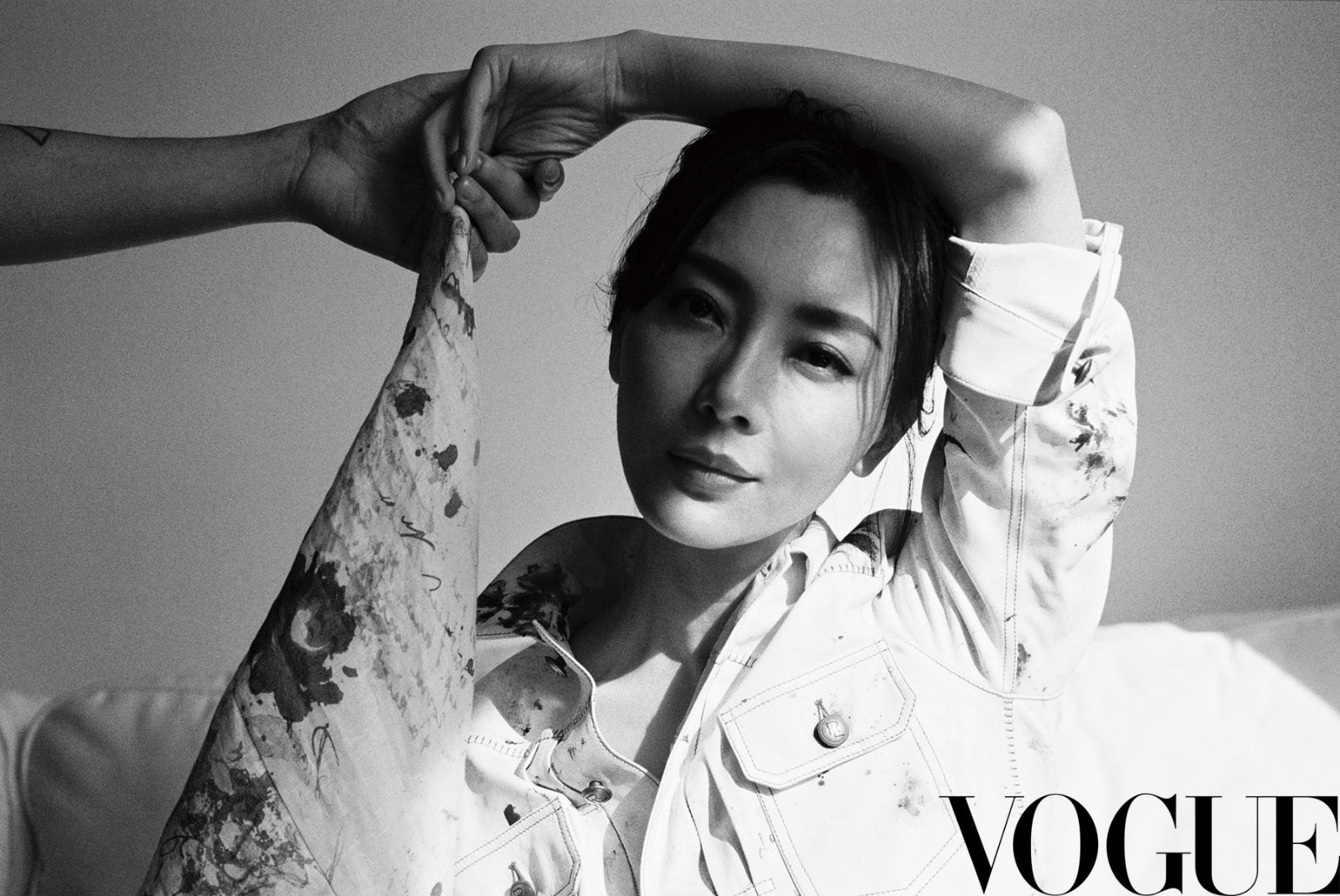 陈数杂志大片曝光 摩登时尚诠释自律美