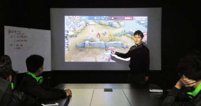 实拍王者荣耀顶级战队训练, 原来职业选手这么