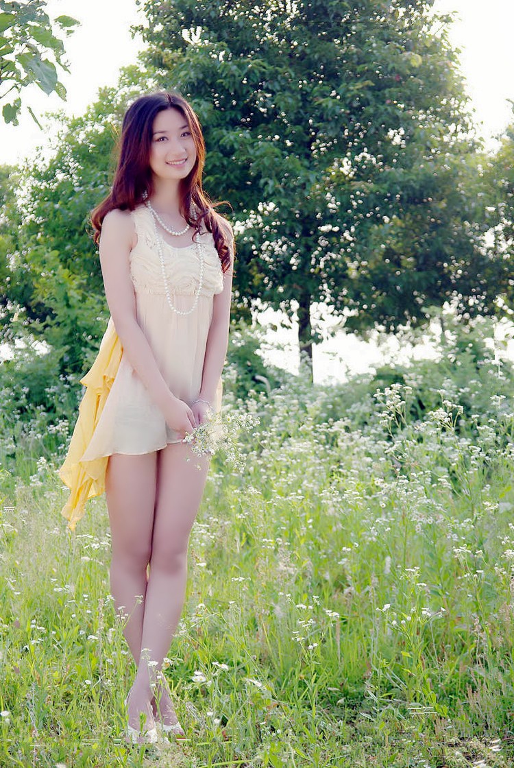 户外美景下的妩媚高挑裙装女子|人像|姑娘|摄影_新浪新闻