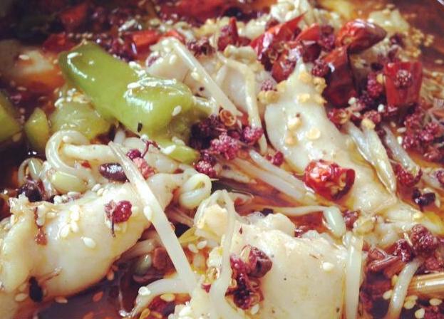 将草鱼去鳞,鱼鳃,剖腹,去内脏洗净,用刀取下两扇鱼肉,把鱼头,钱骨制成