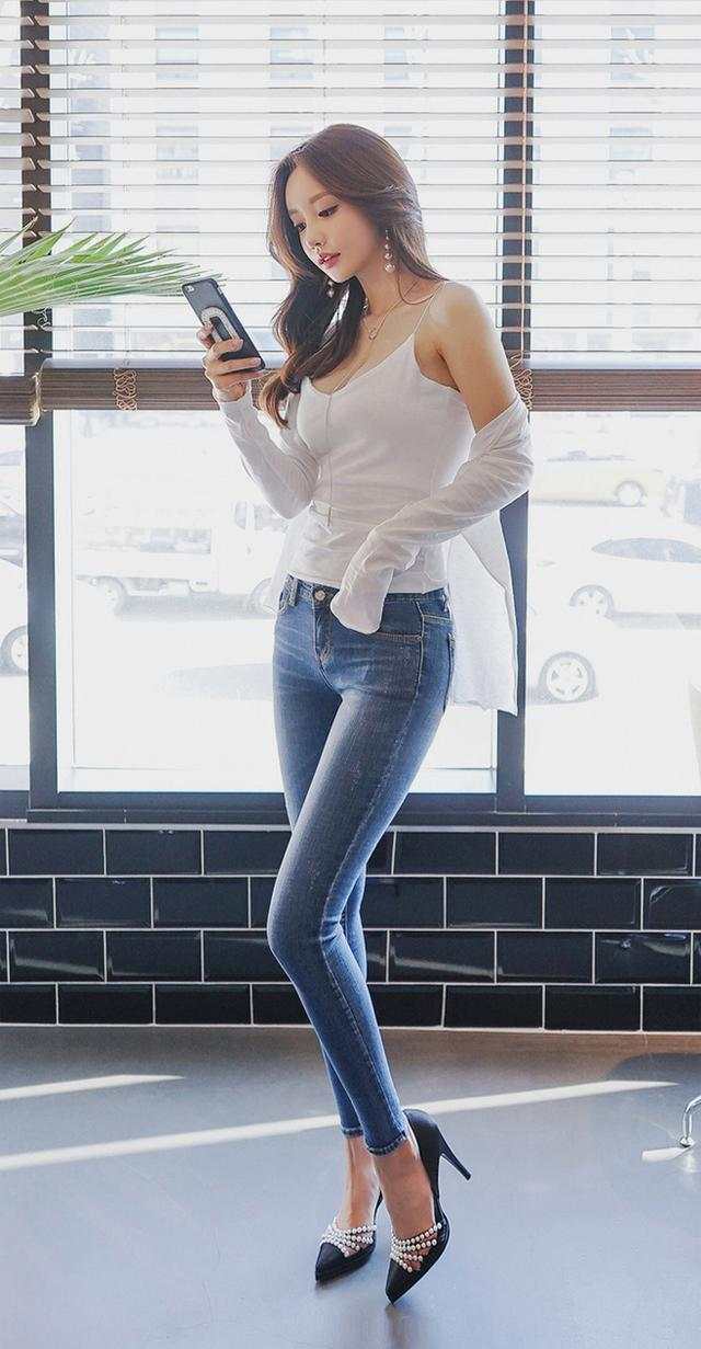 时尚紧身牛仔裤简约大方不失个性,穿上显得十分干净利落!