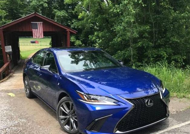 雷克萨斯es蓝色版实拍!打开车门,让奔驰知道什么是无可挑剔